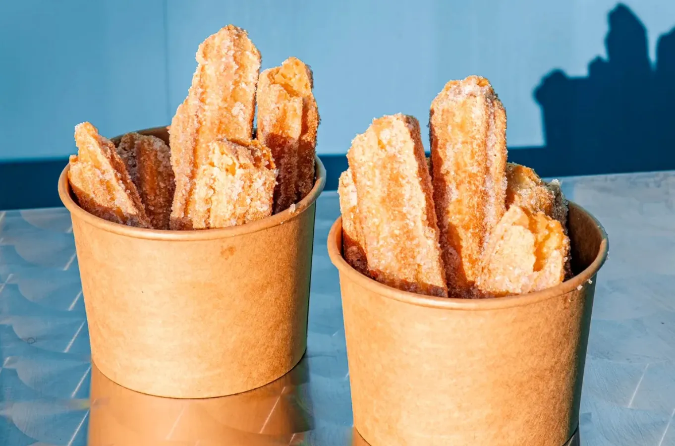 Churros i bægre med kanelsukker til fest og firmaevent