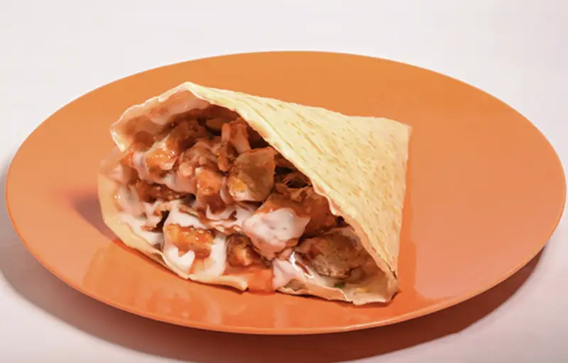 Salt crepe med kylling og dressing fra crepesvogn