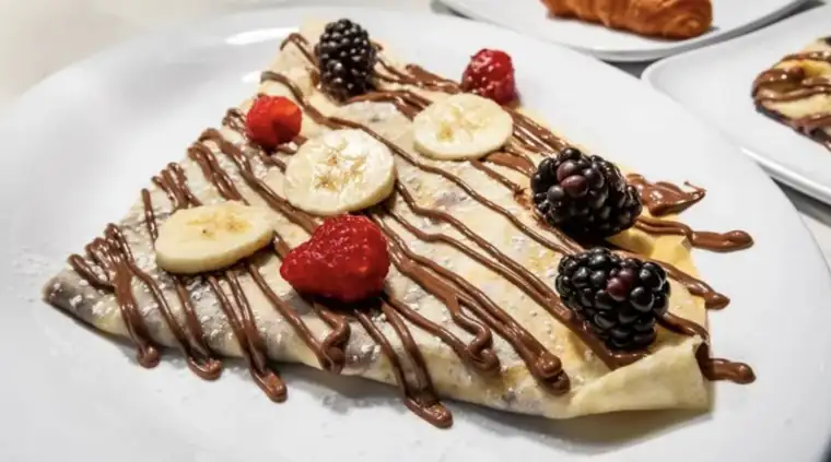 Søde crepes med chokolade, banan og bær fra crepesvogn